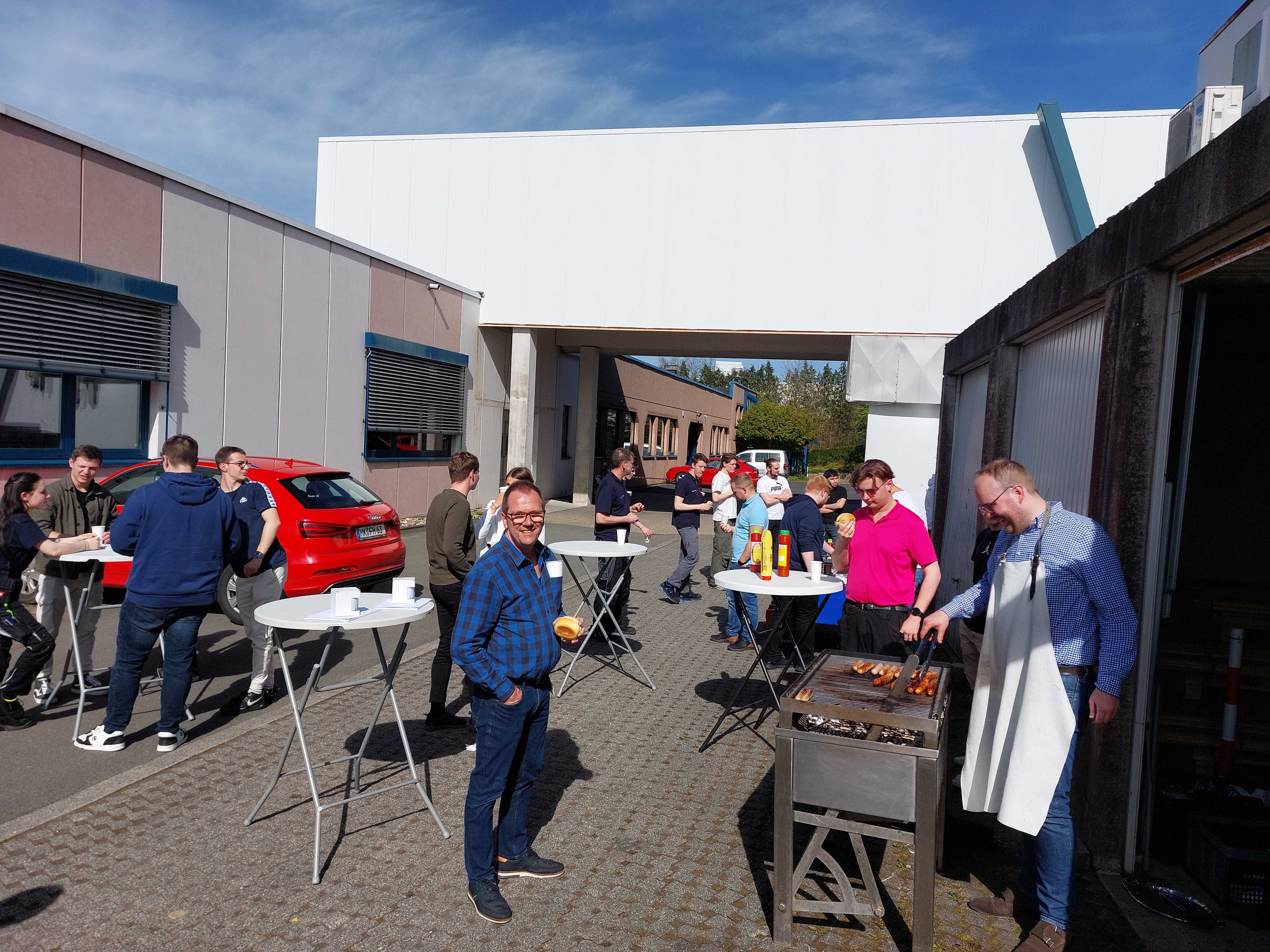 In familiärer Runde Abschlussgrillen bei der SOMA mit intensiven Gesprächen Image