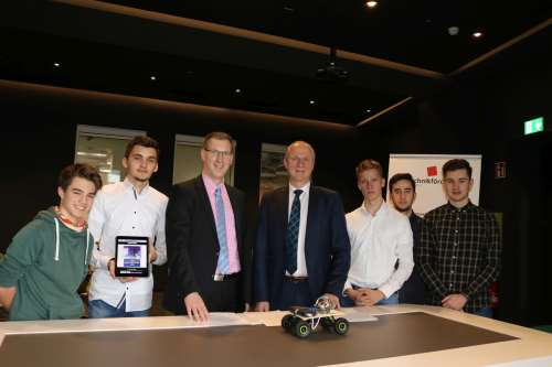 Thorsten Holzhäser und Matthias Lohmann mit Projektschülern des beruflichen Gymnasiums