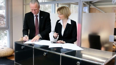Sabine Jungkurth und Matthias Lohmann bei der Unterzeichnung des Vertrages